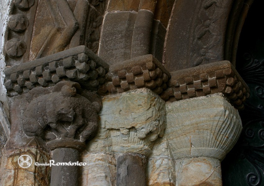 Tineo.San Pedro.Capiteles del lado izquierdo