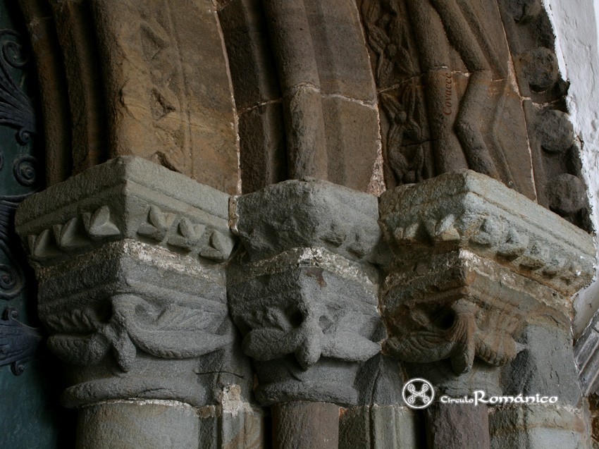 Tineo.San Pedro.Capiteles del lado derecho
