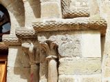 Villamayor.Santa Maria.Capiteles y relieve, lado derecho