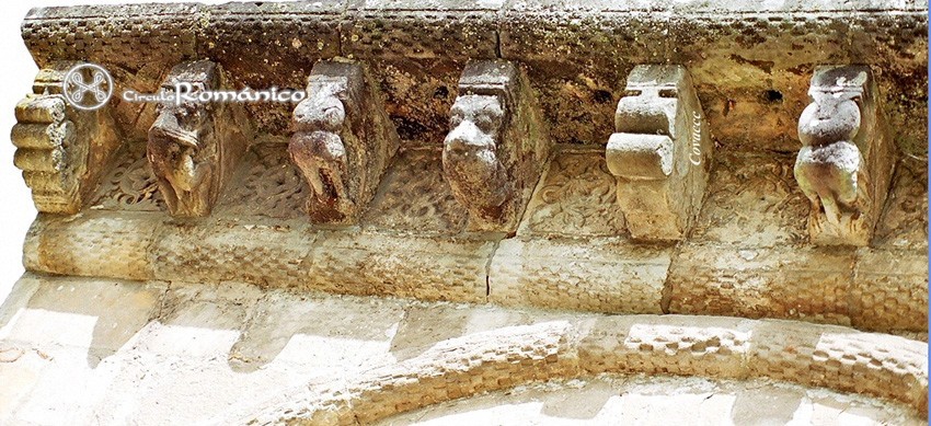 Villamayor.Santa Maria.Canecillos de la portada