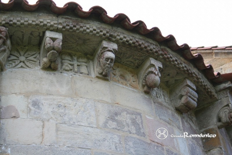 Villanueva.San Pedro.Capiteles y metopas decoradas