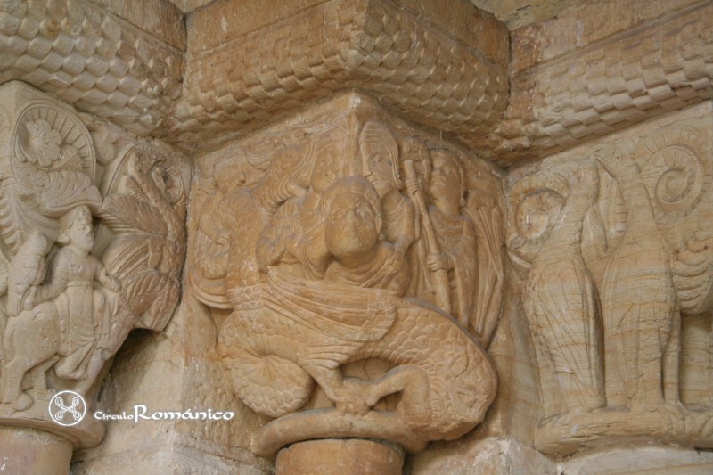 Villanueva.San Pedro.Capitel con San Miguel y el dragon