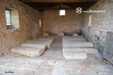 Argomilla de Cayon.San Andres.Estancia con losas sepulcrales