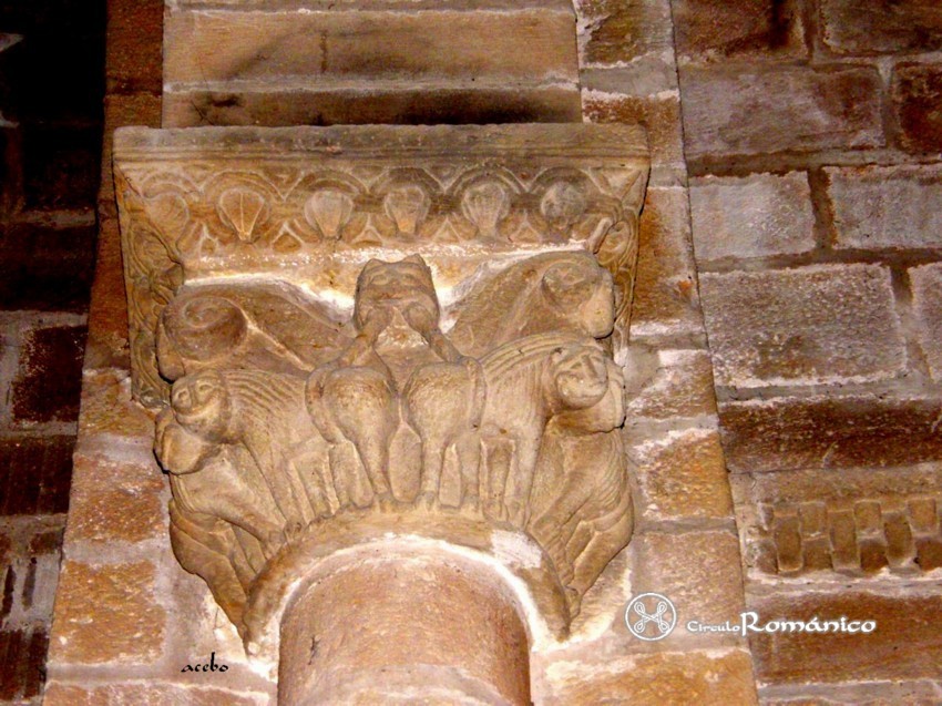 Barcena de Pie de Concha.SS Cosme y Damian.Capitel del lado izquierdo del arco triunfal