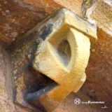 Barcena de Pie de Concha.SS Cosme y Damian.Canecillo cruciforme
