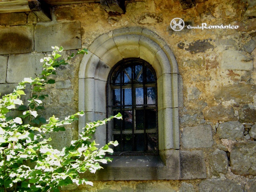 Fombellida. Santa Cruz. Vano de uno de los muros