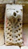 Hoyos. Santa Maria. Canecillo con entrelazo