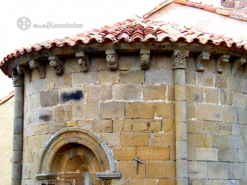 Hoyos. Santa Maria. Detalle de cornisa