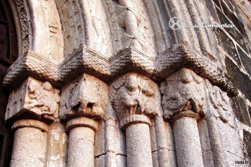 San Vicente de la Barquera.Nuestra Señora de los Angeles.Capiteles del lado derecho