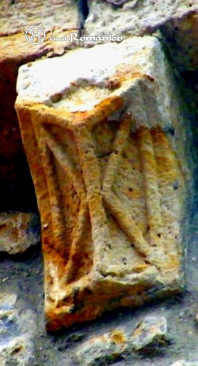 Tejo, El. Santa Maria. Canecillo geometrico