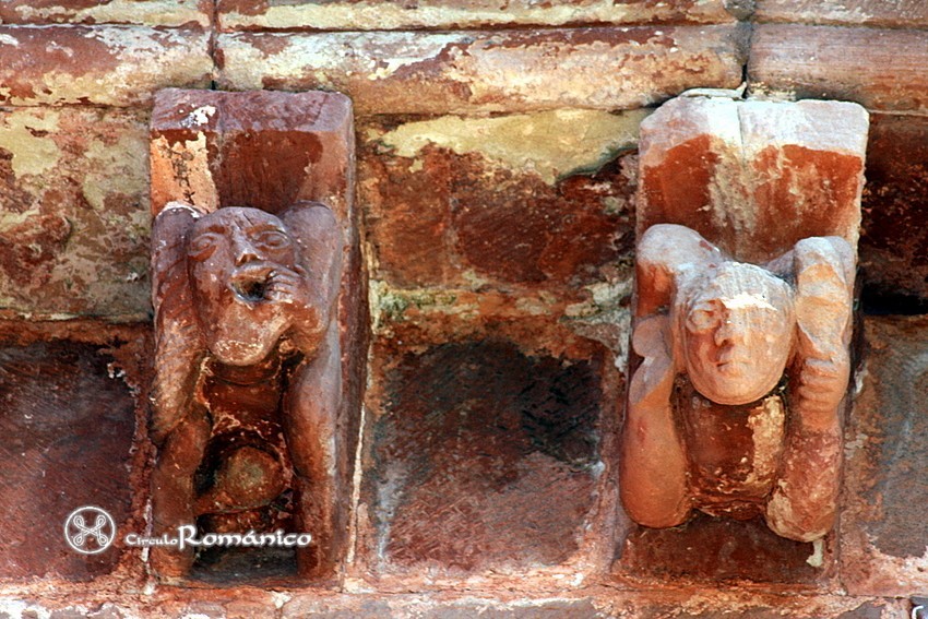 Villanueva de la Nia. San Juan Bautista.Canecillos de figuras que muestran su sexo