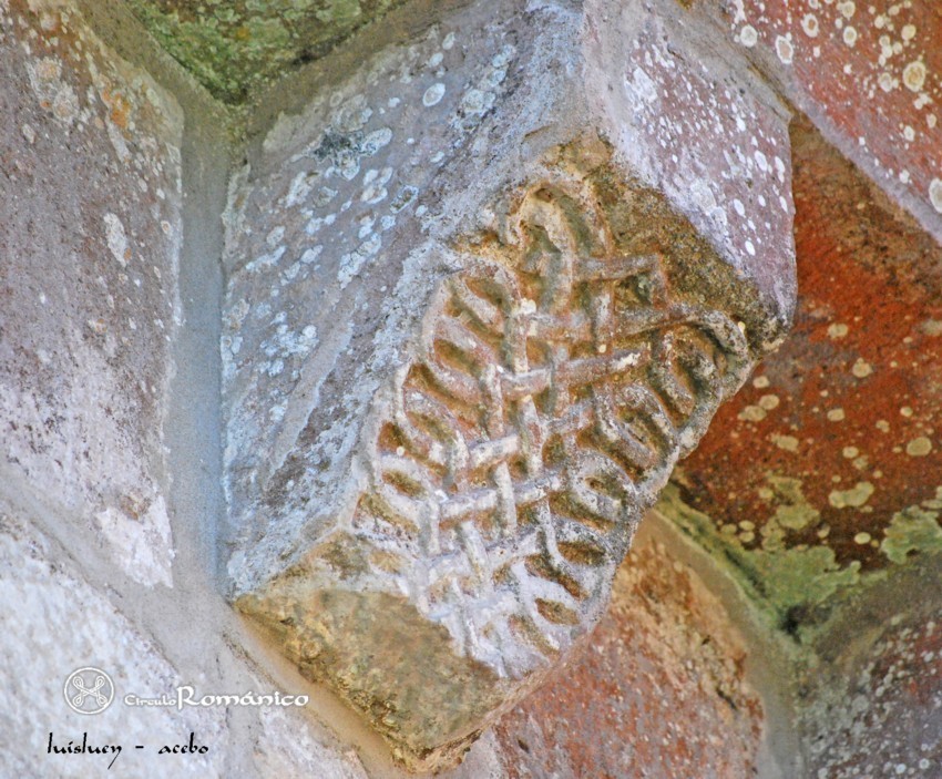 Yermo.Santa Maria.Canecillo con decoracion de entrelazos