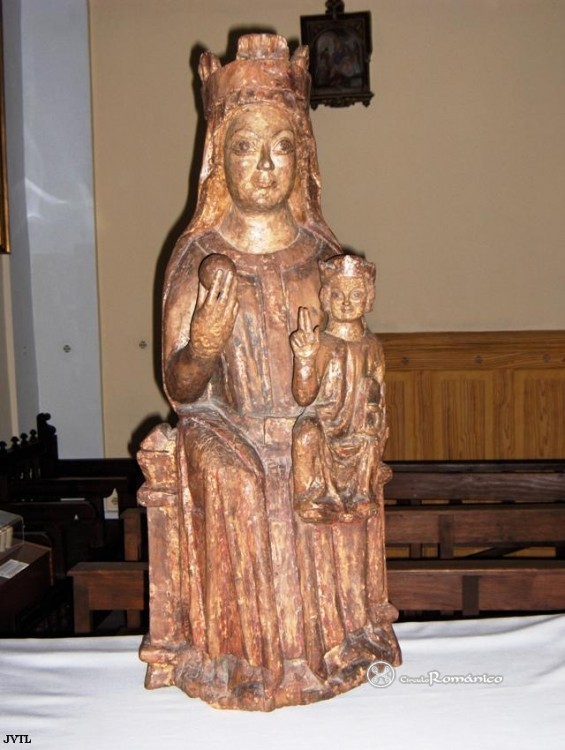Villajos. Talla de Nuestra Señora. Vista frontal de la Virgen con el Niño