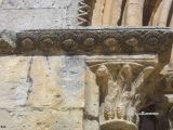 Arcas. Natividad de Nuestra Señora. Imposta con entrelazo y piñas
