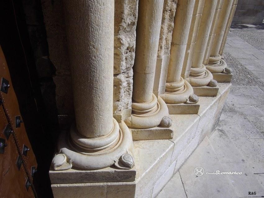 Arcas. Natividad de Nuestra Señora. Detalle de basas decoradas