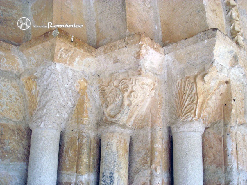 Hinojosa. Ermita de Santa Catalina. Capiteles vegetales del lado derecho