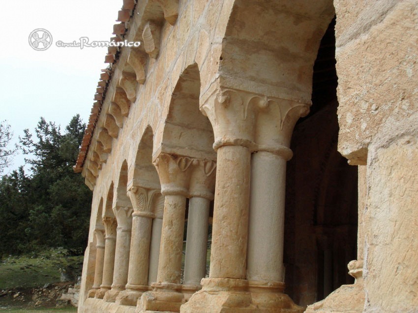 Hinojosa. Ermita de Santa Catalina. Capiteles vegetales de la galeria