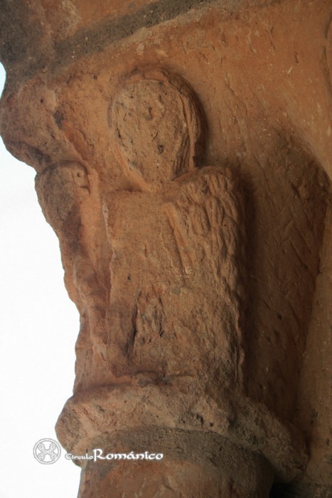 Sauca. Nuestra Sra de la Asuncion.Capitel con restos figurativos