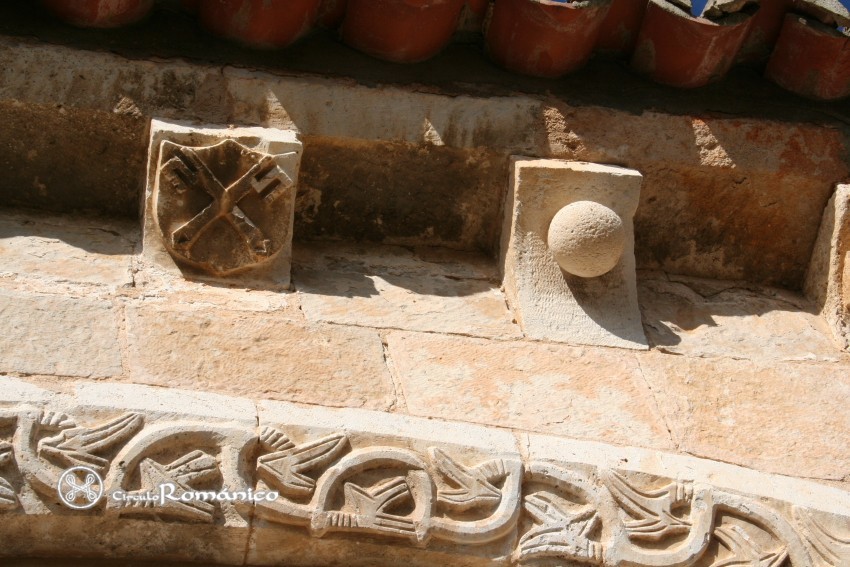 Villacadima. San Pedro. Canecillo de llaves y bola