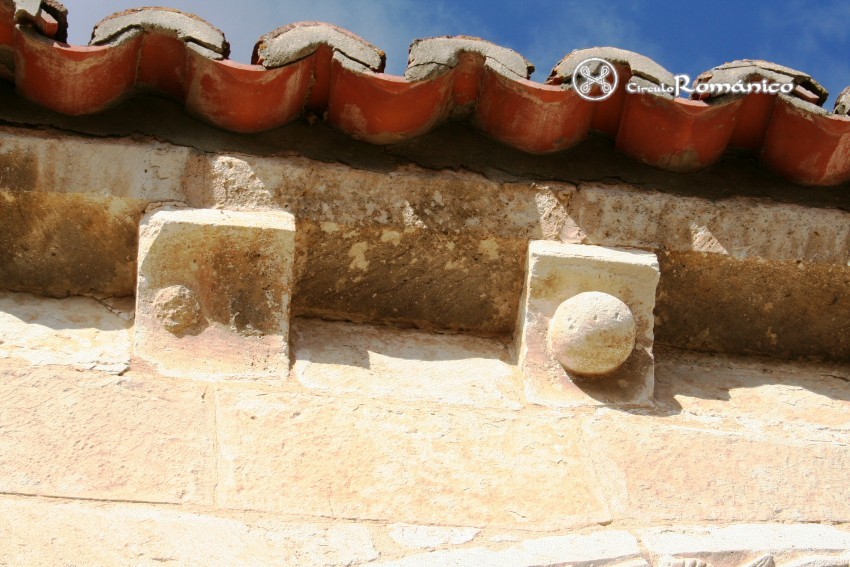 Villacadima. San Pedro. Canecillos de bola