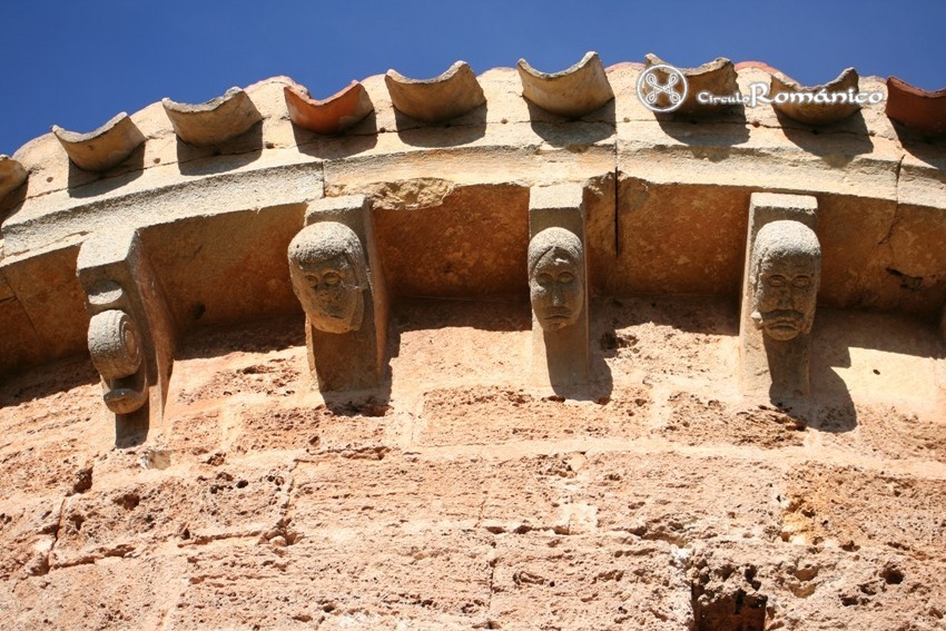 Abajas. Santa Maria la Real.Canecillos con caritas