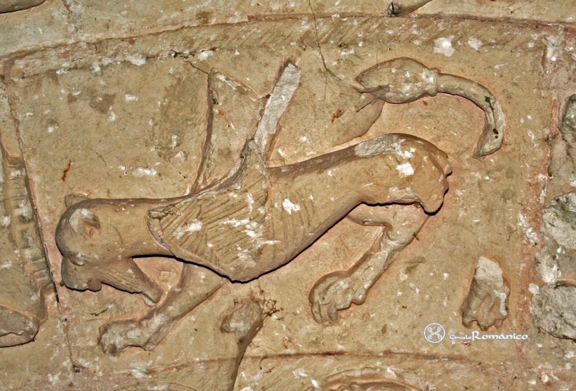 Almendres. San Millán Abad. Arquivolta media: grifo