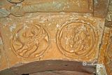 Almendres. San Millán Abad. Arquivolta interior: roleos con grifo y serpiente