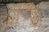 Almendres. San Millán Abad. Canecillos figurados en el tejaroz de la puerta