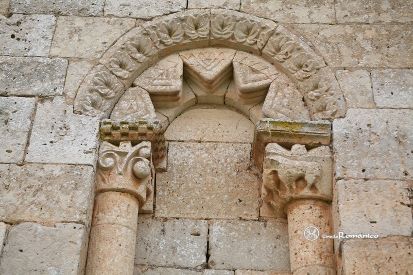 Arenillas de Villadiego. San Martin Obispo. Detalle de capiteles vegetal y zoomorfo