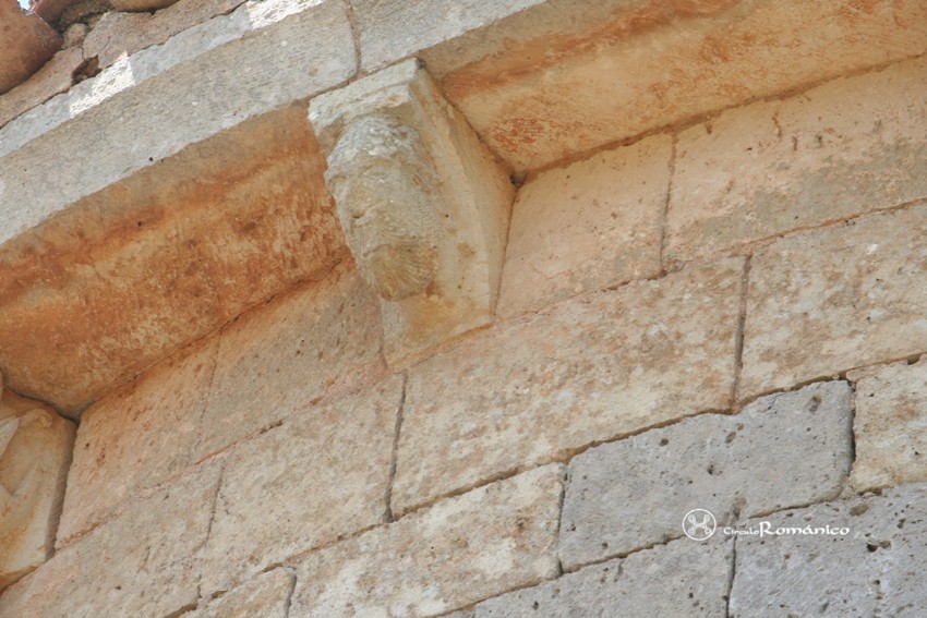 Arenillas de Villadiego. San Martin Obispo. Canecillo con rostro de hombre barbado