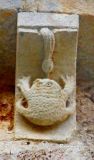 Bañuelos de Rudron. San Esteban.Canecillo con rana y serpiente