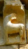 Barcena de Pienza. Nuestra Sra de la Asuncion.Canecillo con cuadrupedo descabezado