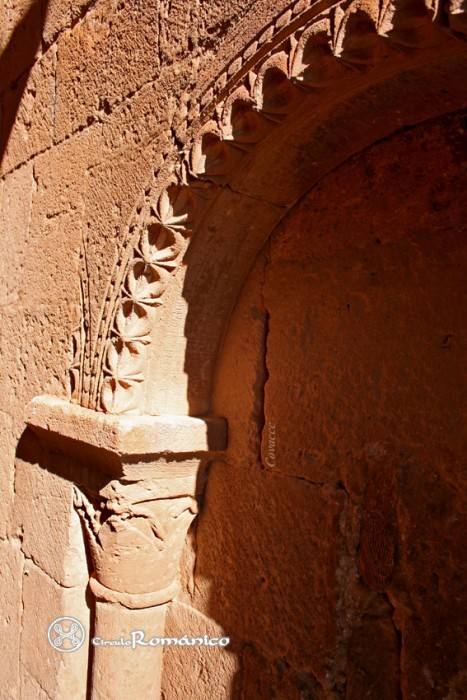 Castrillo de Solarana. San Pedro.Arquivolta y capitel del lado izquierdo