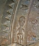 Castrobarto. San Facundo y San Primitivo. Arquivolta: chevrones y posible alusión al maestro cantero/de obras
