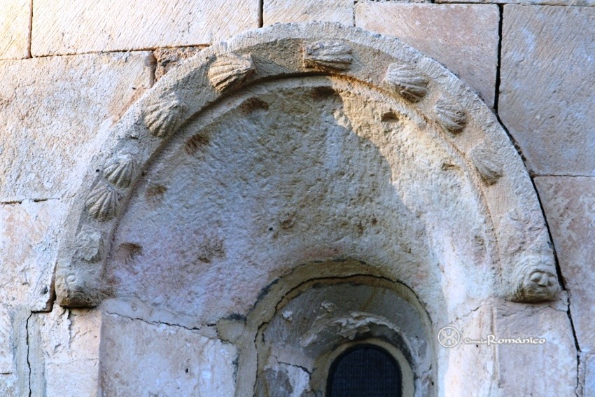 Cerca, La. Nuestra Señora de la Asuncion. Detalle del guardalluvia decorado con la concha del Camino de Santiago