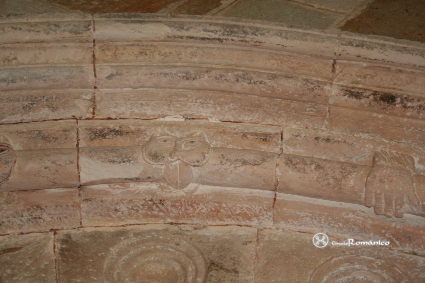 Colina de Losa. Expectacion de Nuestra Señora. Cabeza de gato y mano