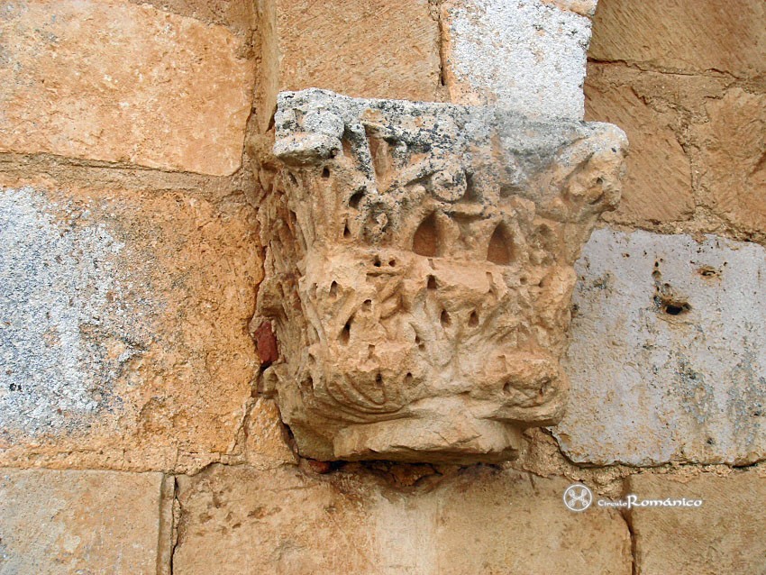 Coruña del Conde. Santo Cristo. Detalle de capitel de entrelazo