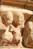 Escalada. Santa Maria la Mayor. Pareja de figuras en la arquivolta