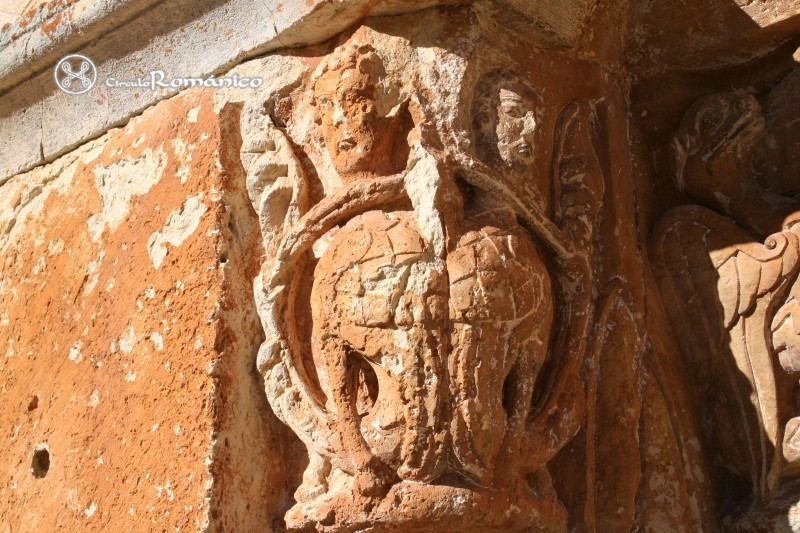 Gredilla de Sedano. San Pedro y San Pablo. Capitel con arpias; exterior izquierdo