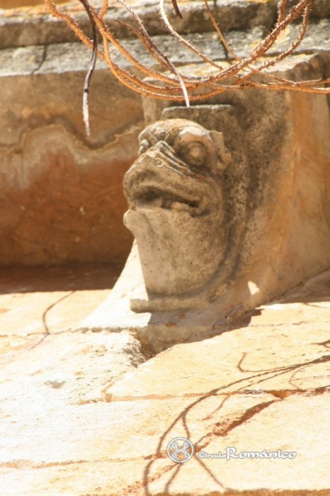 Gredilla de Sedano. San Pedro y San Pablo. Canecillo con cabeza monstruosa