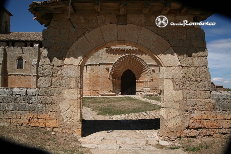Grijalba. Sta Maria de los Reyes. Vista del acceso principal