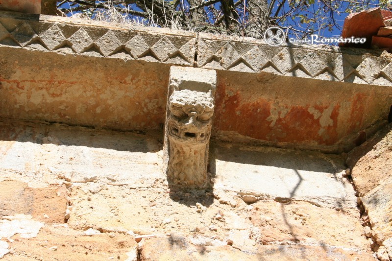 Huidobro. San Clemente.Canecillo con cabeza monstruosa