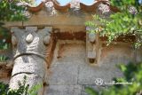 Huidobro. San Clemente.Detalle de capitel vegetal y canecillo con hombre con libro