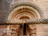 Huidobro. San Clemente. Detalle de arquivoltas, capiteles y timpano
