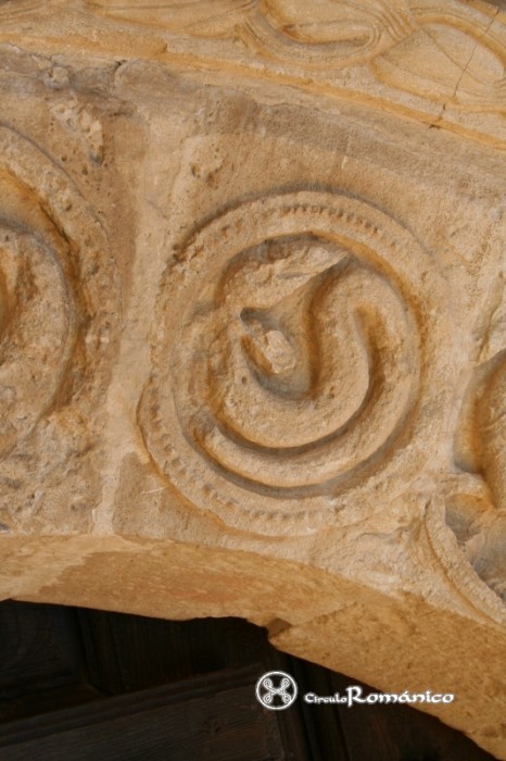 Miñon de Santibañez. San Pedro.Decoracion de la arquivolta