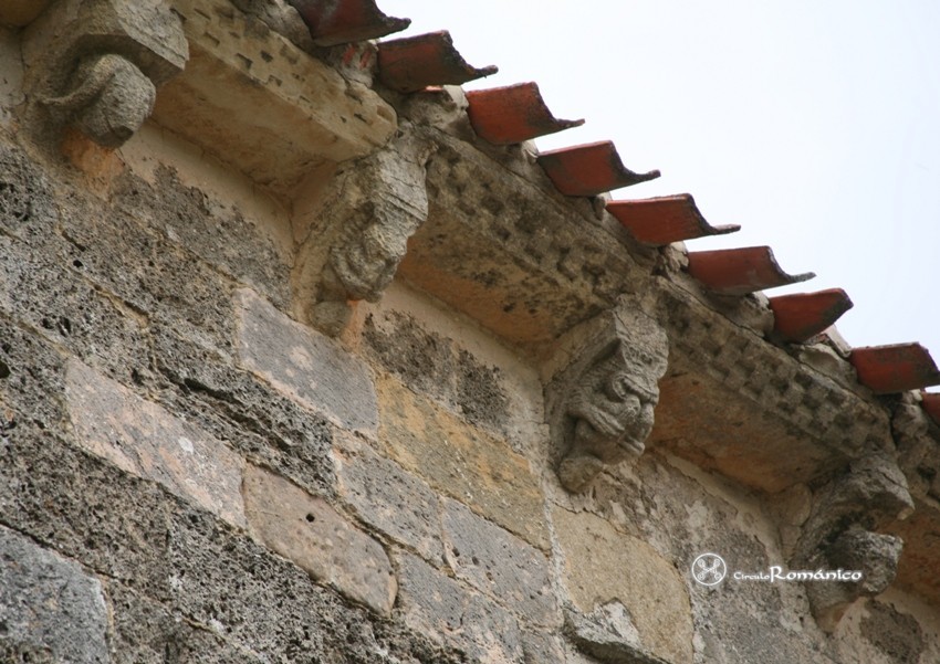 Montorio. San Juan Evangelista. Canecillos con animales fantásticos devorando hombres
