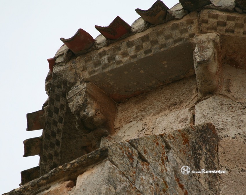 Montorio. San Juan Evangelista. Canecillos figurados