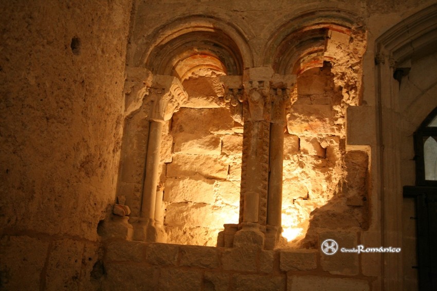 Oña. San Salvador. Restos de doble vano de medio punto