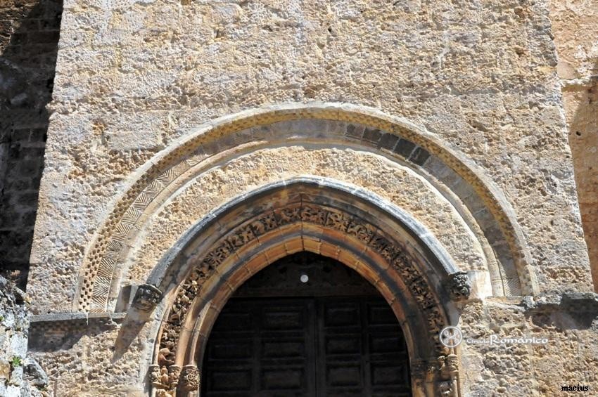 Oña. San Salvador. Imposta y guardapolvos románicos