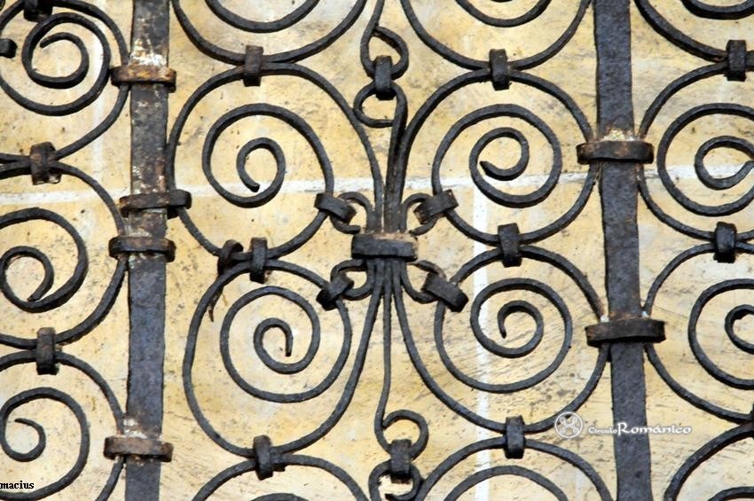 Oña. San Salvador. Detalle del engarce de los roleos